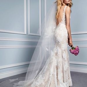 Monique Lhuillier Calla V-Neck Chantilly Lace Gown
